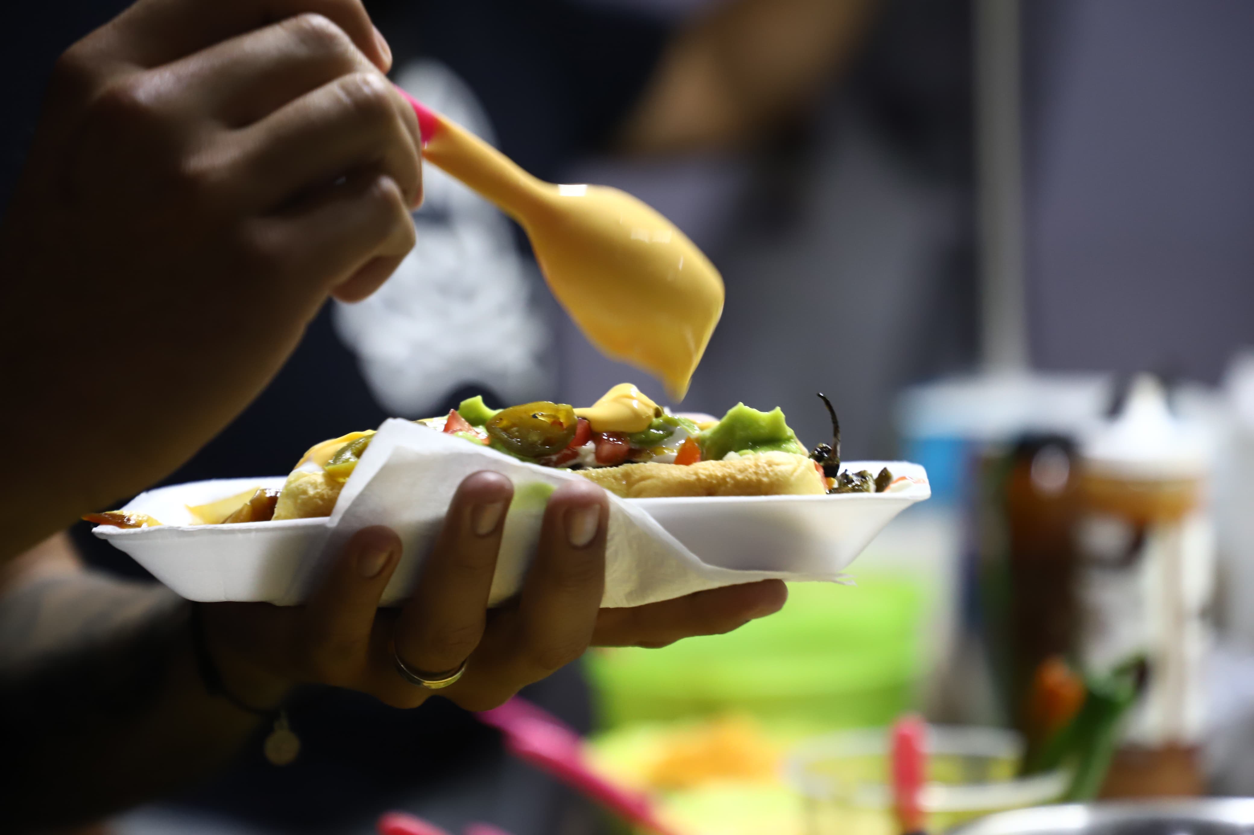 Un delicioso hotdog para disfrutar del Carnaval Internacional de Mazatlán 2024