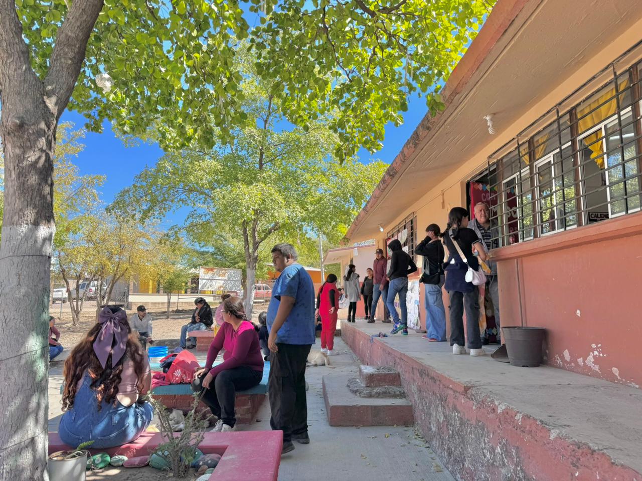 Alumnos y sus familias en la escuela primaria Club Activo 20-30