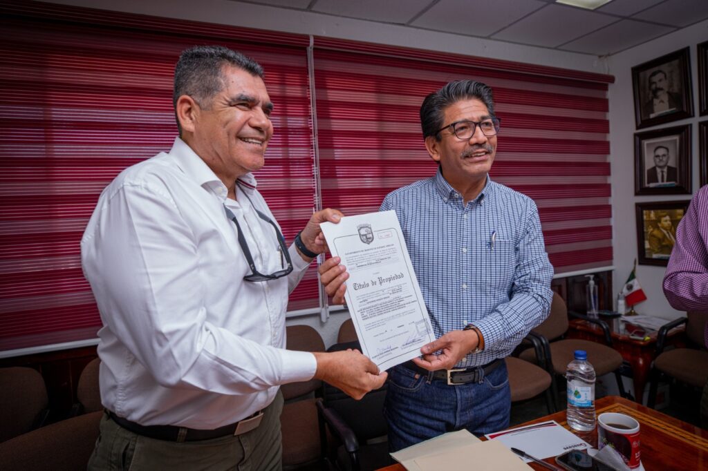 Alcalde de Guasave, Martín Ahumada Quintero hace entrega de titulo de propiedad al director de la clínica del IMSS Bienestar, Jesús Antonio López Rodríguez.