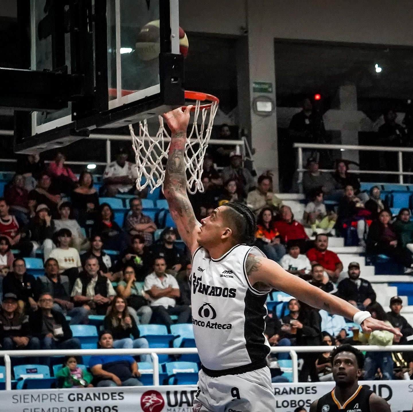 Jorge “Pocholo” Casillas, jugador de Venados Basketball encestando la pelota durante un partido