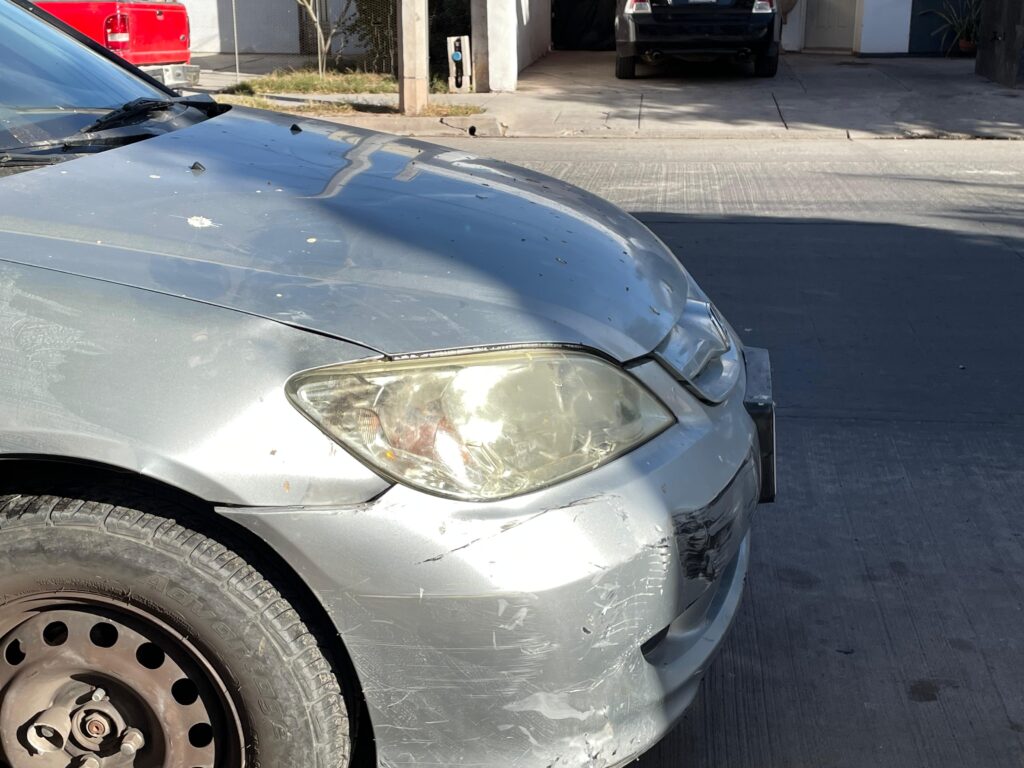 Vehículo Honda Civic con algunos daños tras el choque