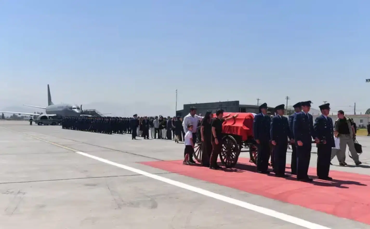 Féretro del expresidente chileno Sebastián Piñera llega al aeropuerto