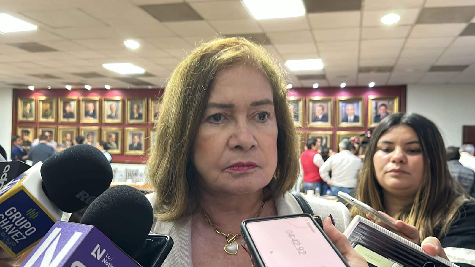 Sara Bruna Quiñónez Estrada con medios de prensa