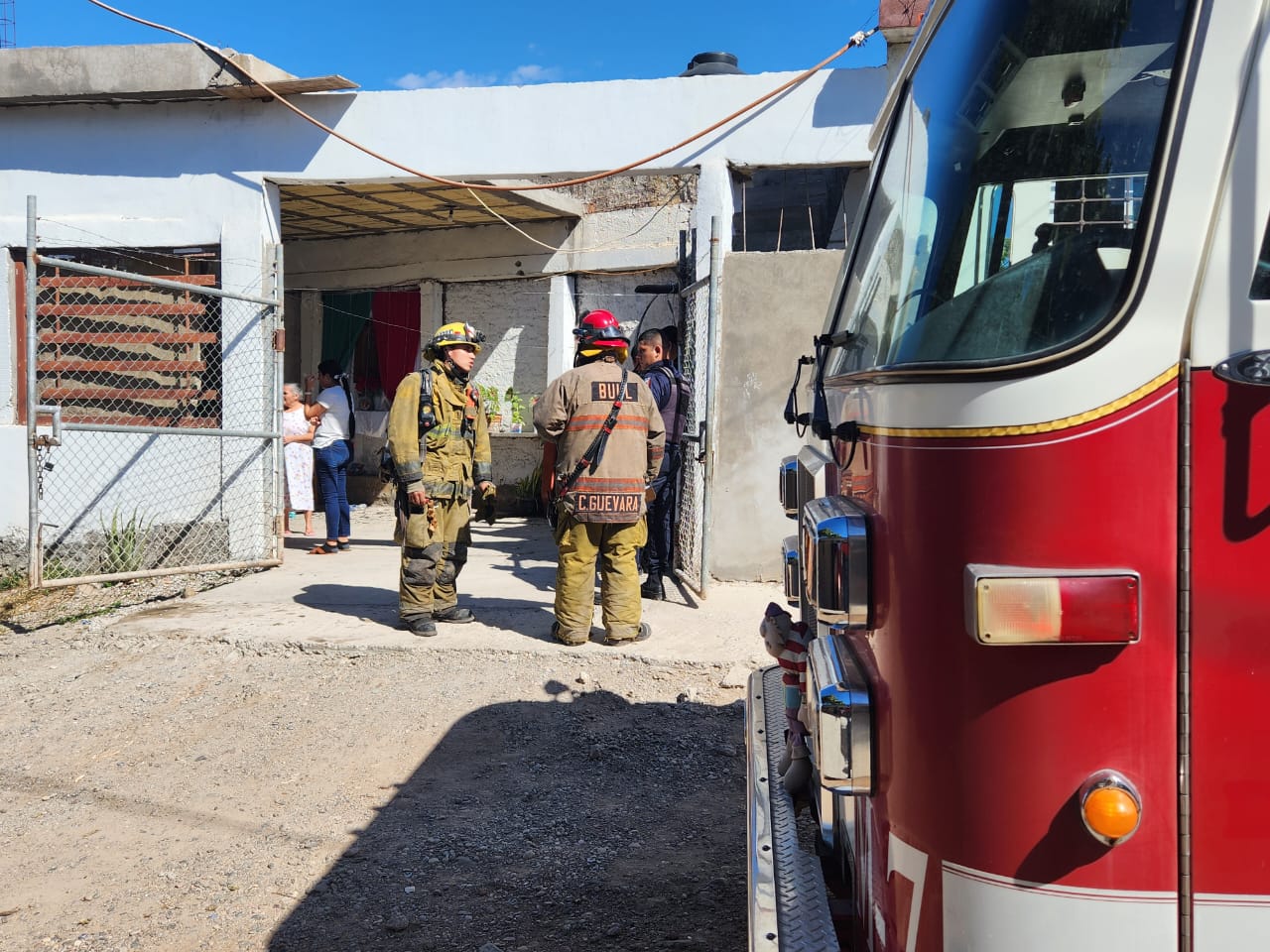 Elementos de Bomberos Veteranos Culiacán en el domicilio donde ocurrió la fuga de gas.