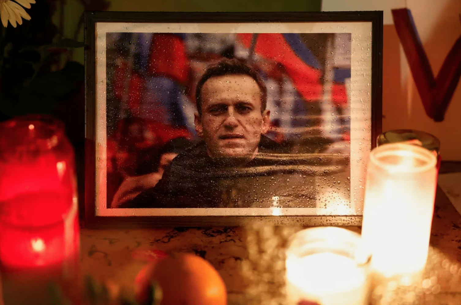 Vigilia de Alexei Navalny cerca de la Torre Eiffel