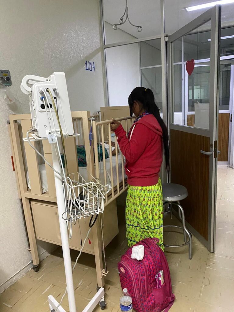 Madre de menor con neumonía en el Hospital General de Los Mochis.