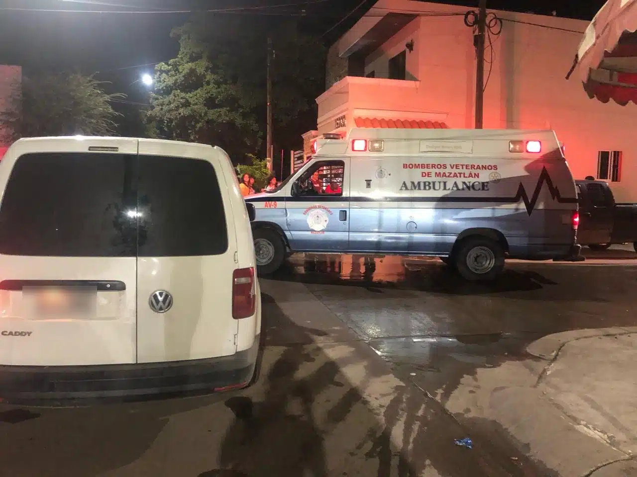 Camioneta de reparto en el lugar de los hechos. También está una ambulancia de Bomberos Veteranos Mazatlán