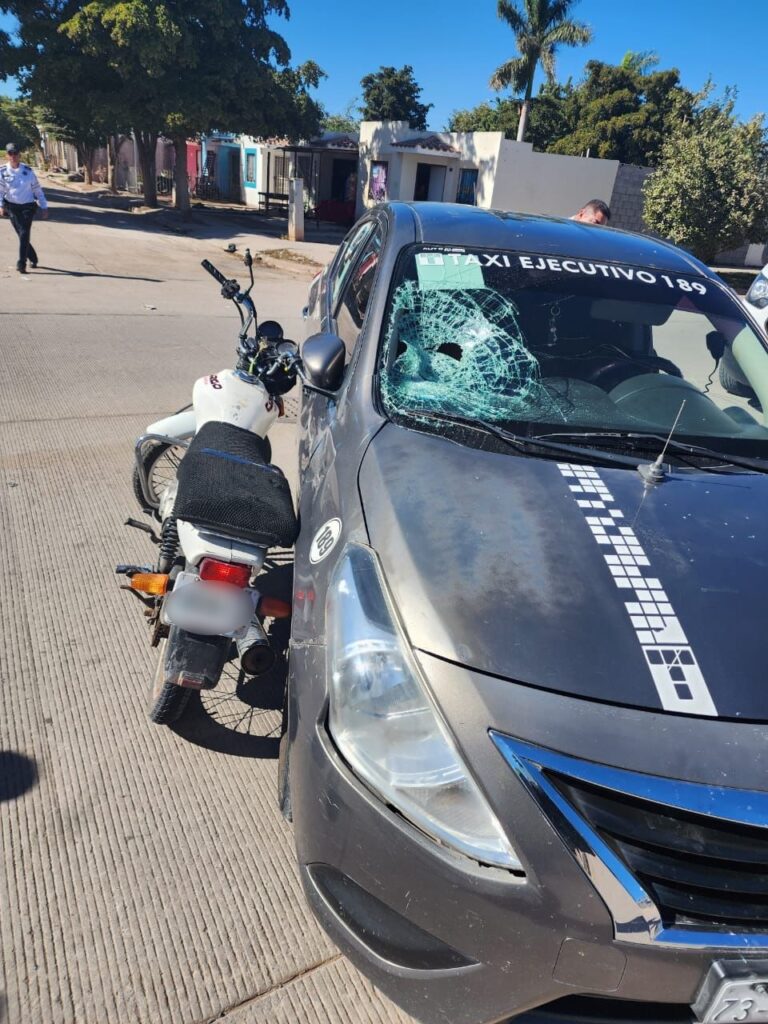 Daños en el cristal del taxi tras choque con motocicleta