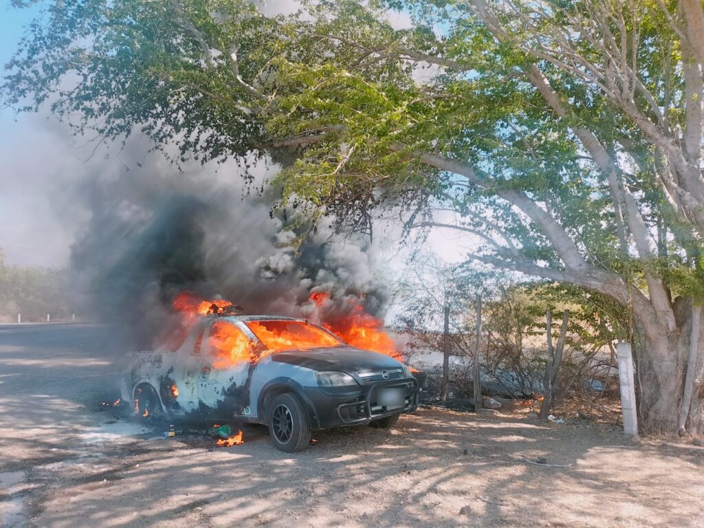 Camioneta Chevrolet incendiándose en la autopista Benito Juárez