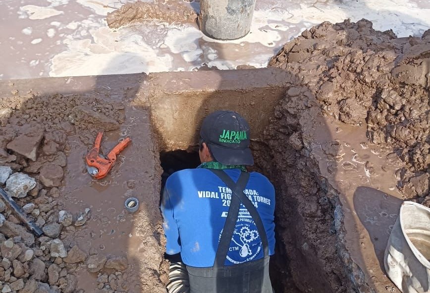 Trabajador de Japama resolviendo problema de drenaje