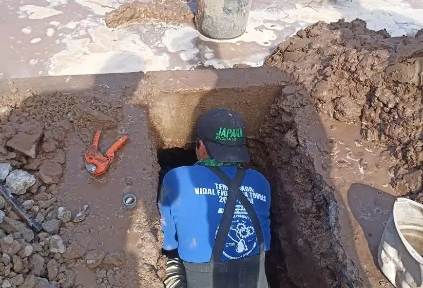 Trabajador de Japama resolviendo problema de drenaje