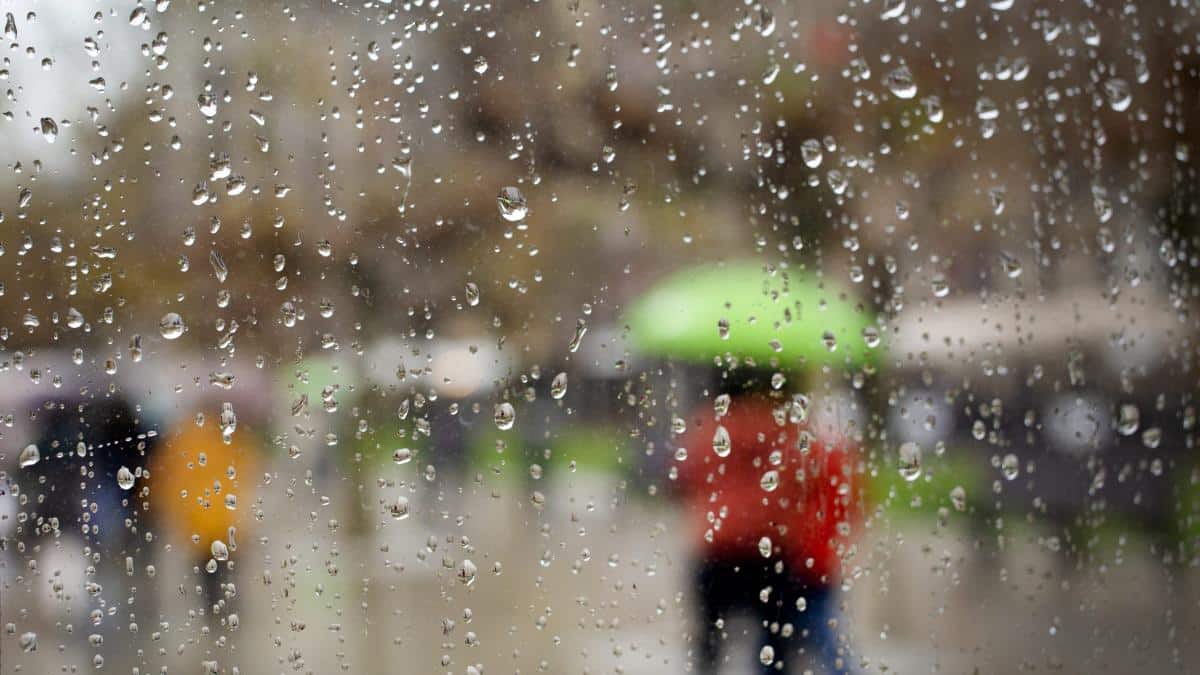 Vidrio con gotas de lluvia