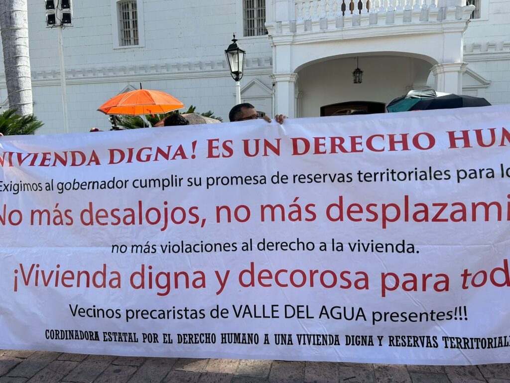 cartel en manifestaron afuera del Ayuntamiento de Culiacán