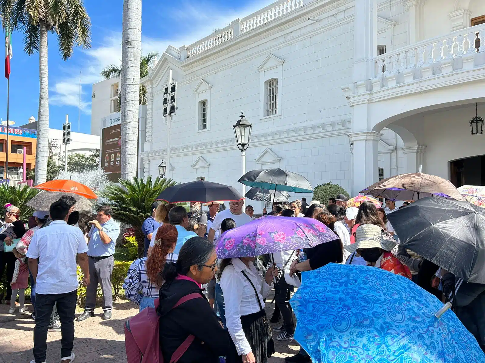 manifestaron afuera del Ayuntamiento de Culiacán