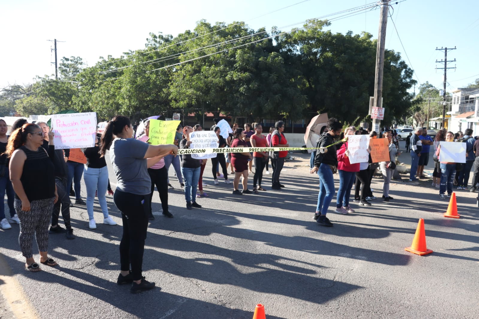 Padres de familia en manifestación