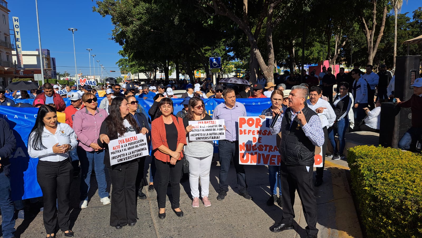 Manifestación de trabajadores y alumnos de la UA