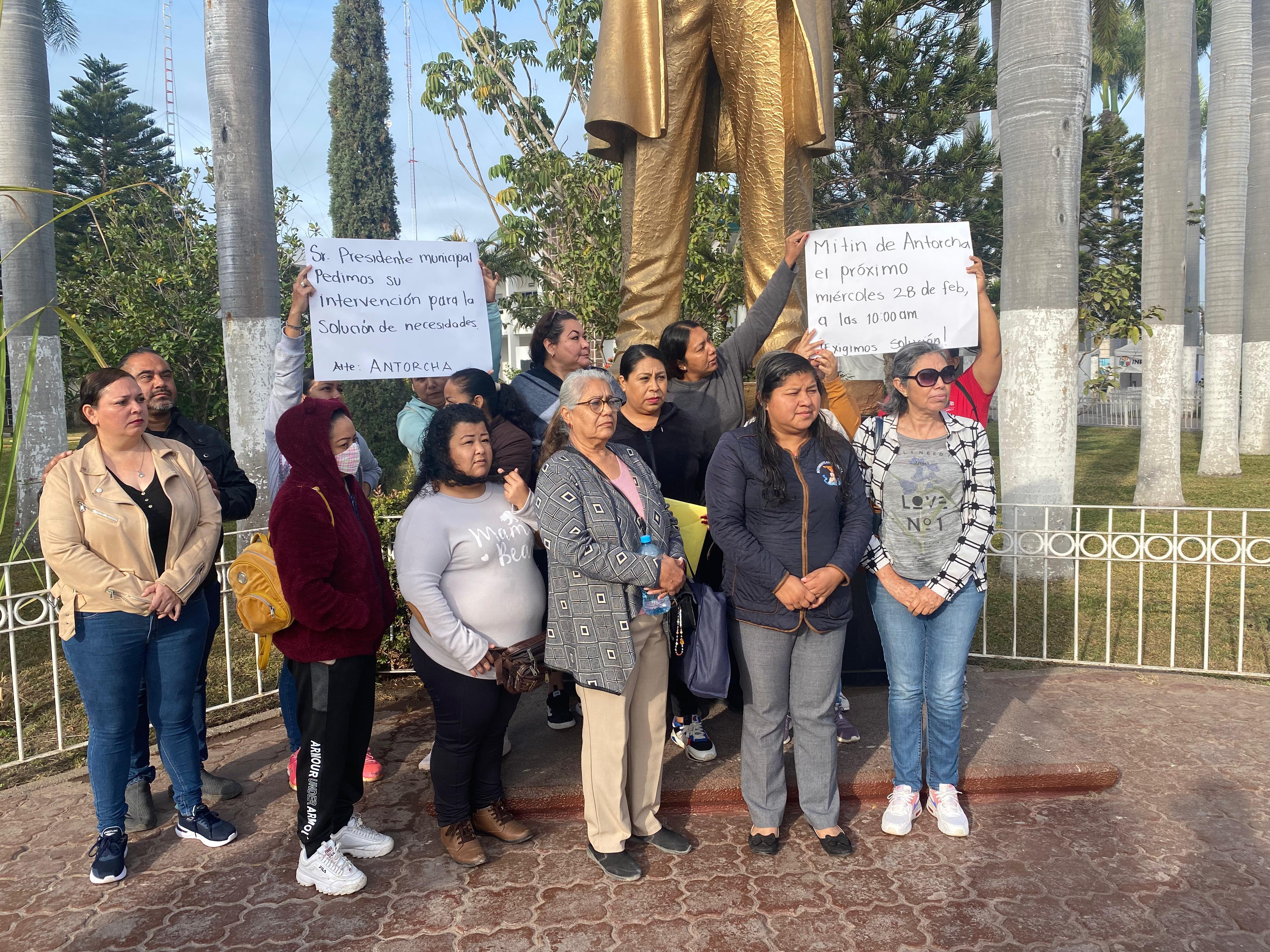 Integrantes de Antorcha Campesina con carteles