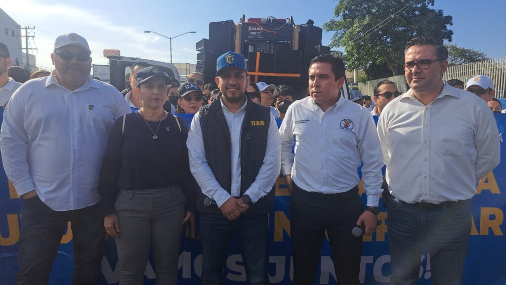 Empleados y padres de familia de la UAS se manifiestan en Mazatlán
