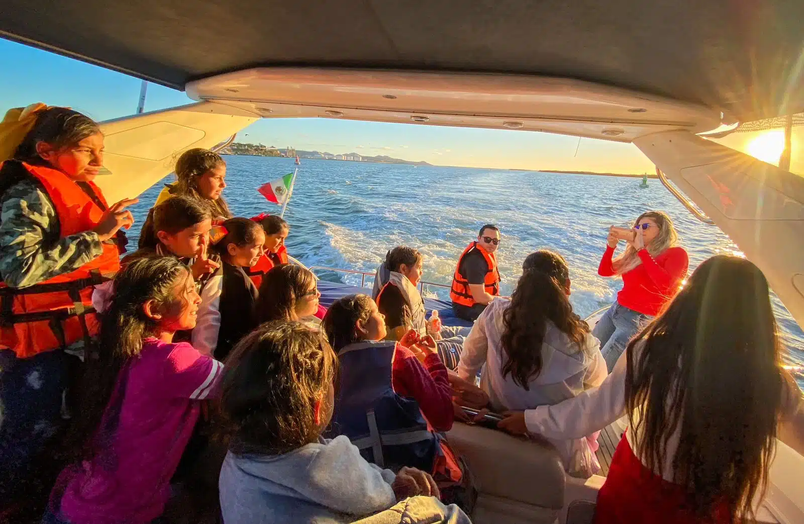 Grupo de niñas de la comunidad Las Grullas Margen Izquierda.