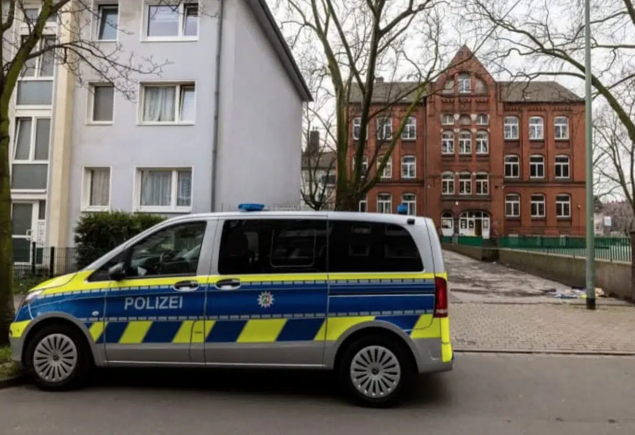 Vehículo de la policía de Alemania estacionado frente a una escuela