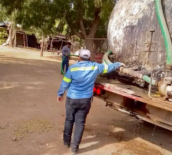 Pipas reparten agua en comunidad El Salitre.