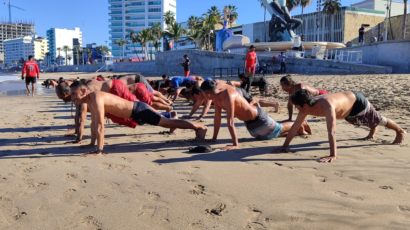 82 elementos buscan su certificación como salvavidas en Mazatlán