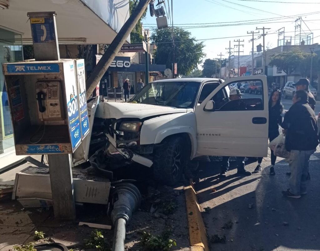 Poste de telefonía en el centro de Guasave después de aparatoso accidente