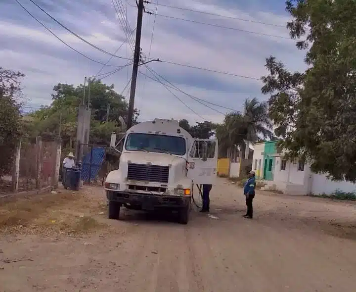 Pipas reparten agua en comunidad El Salitre.