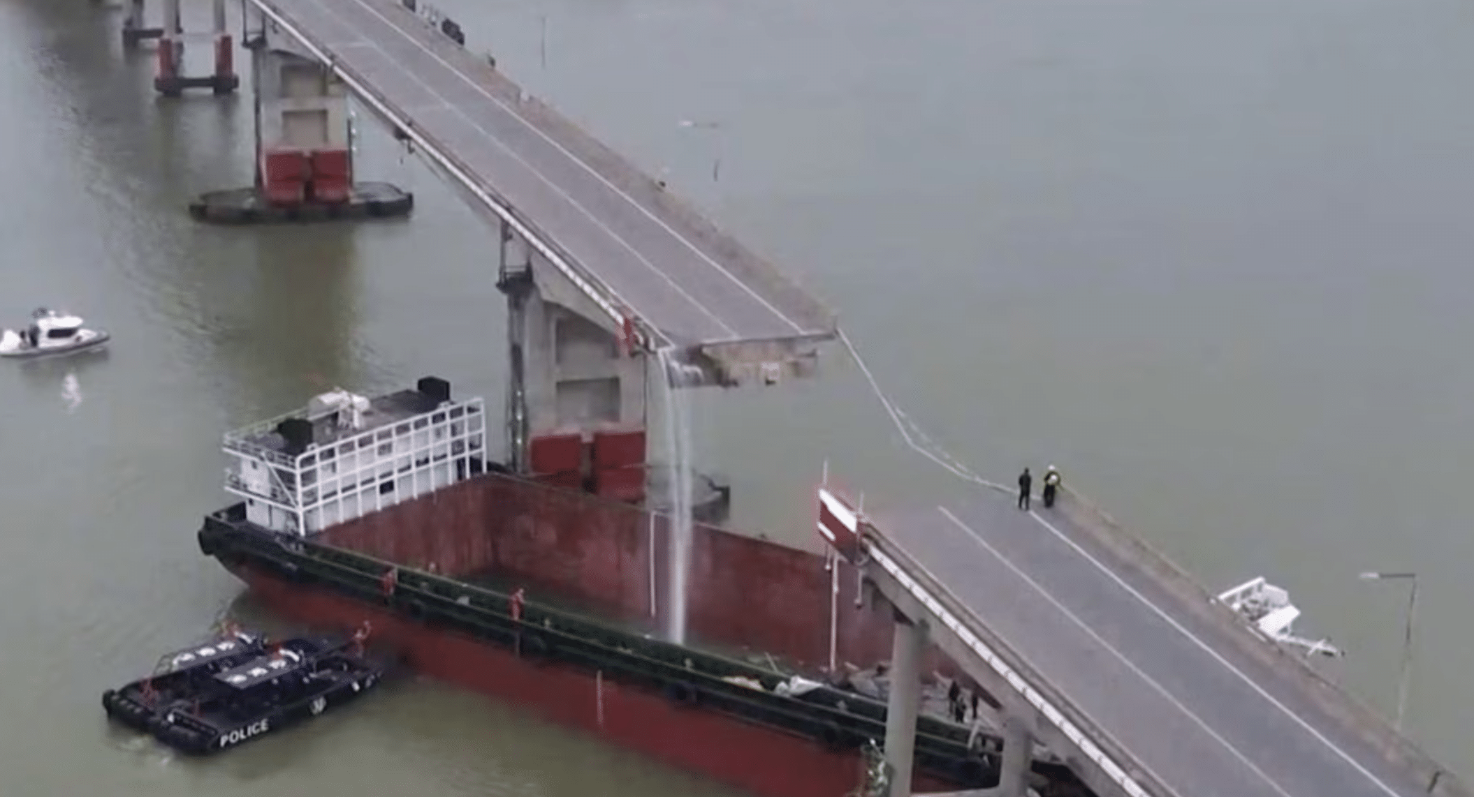 Puente roto de Lixinsha tras el choque del portacontenedor