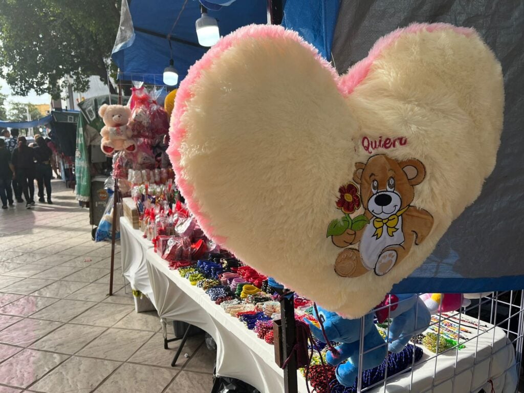 Puesto de comerciante en plazuela Álvaro Obregón en Culiacán.