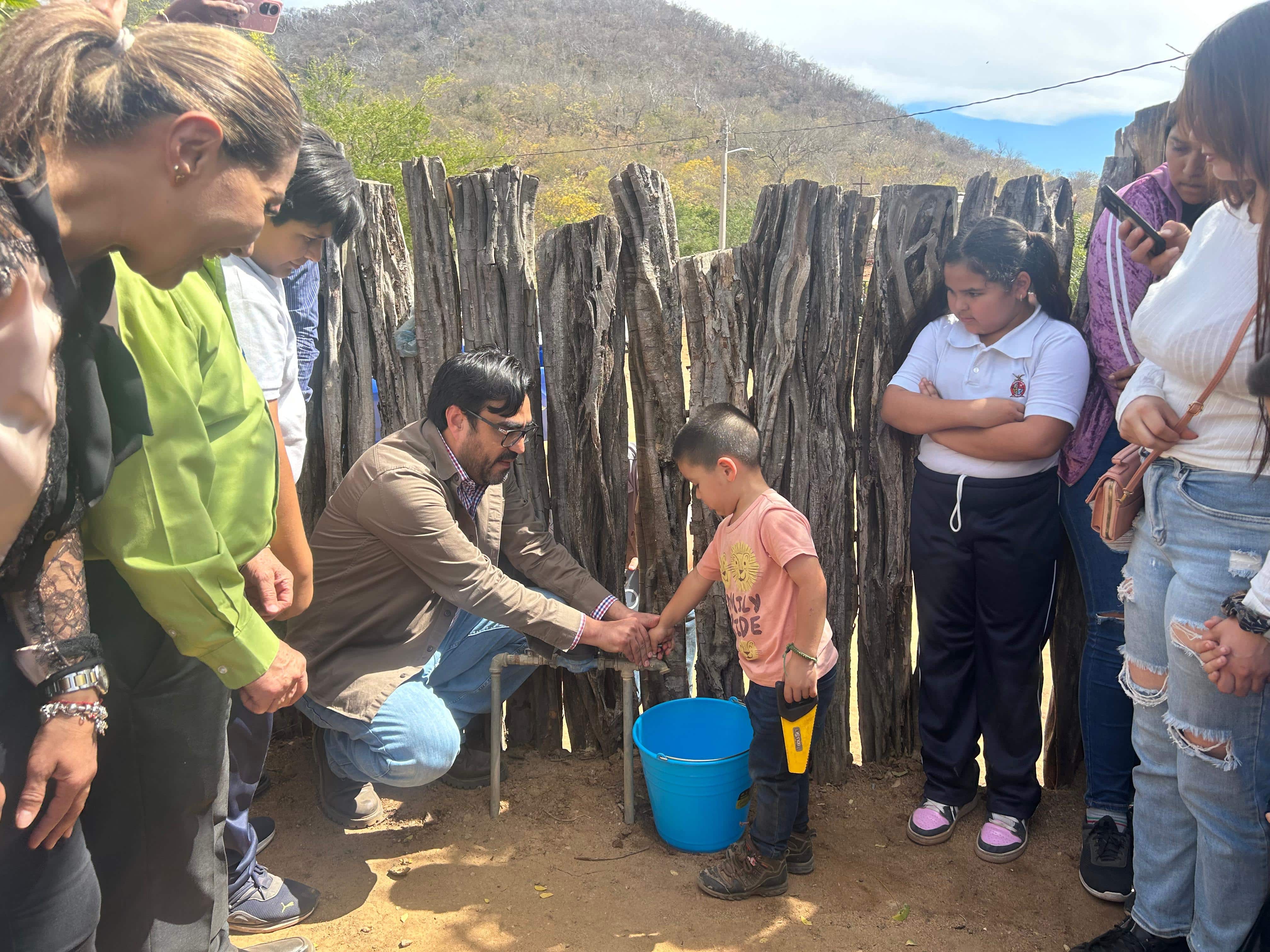 Alcalde de Culiacán, Juan de Dios Gámez Mendívil, pone en marcha obras de pavimentación y entrega viviendas.