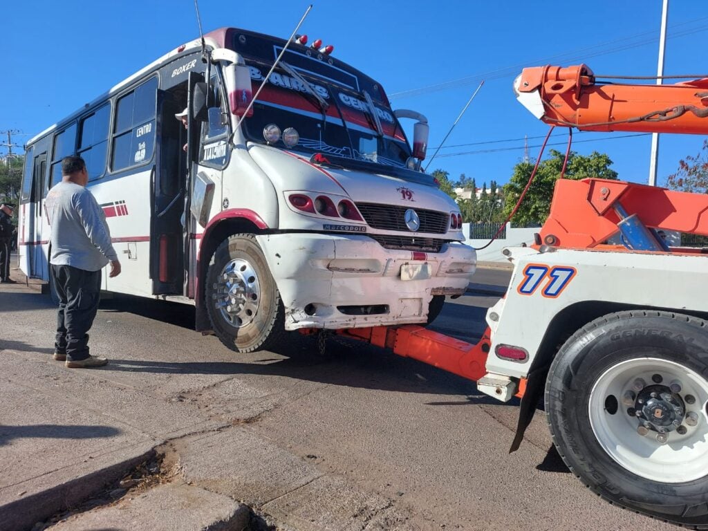 Camión urbano siendo retirado con grúa