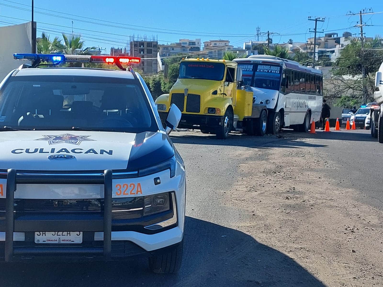 Camión urbano siendo retirado con grúa