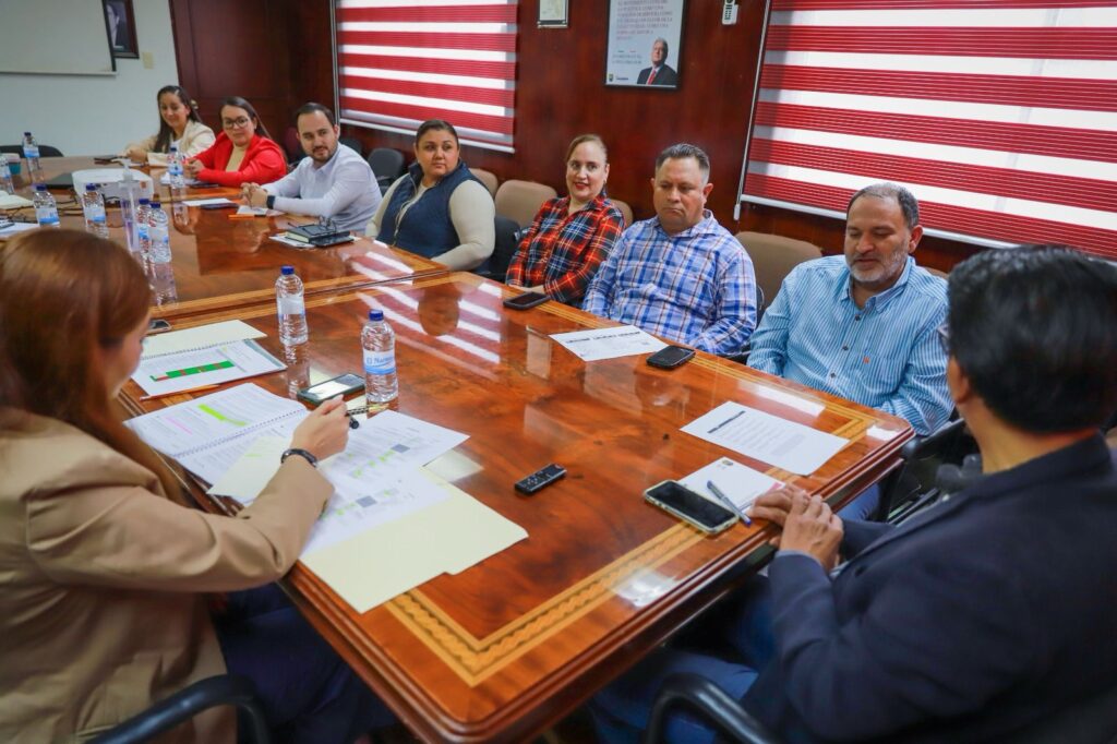 Reunión donde asistieron Héctor Modesto Félix Carrillo, director del Instituto Sinaloense de Desarrollo Social y el alcalde de Guasave, Martín Ahumada Quintero