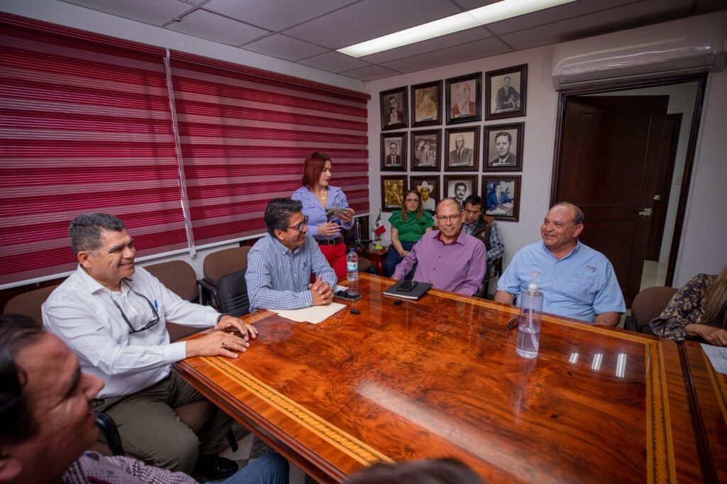 Alcalde de Guasave, Martín Ahumada Quintero hace entrega de titulo de propiedad al director de la clínica del IMSS Bienestar, Jesús Antonio López Rodríguez.