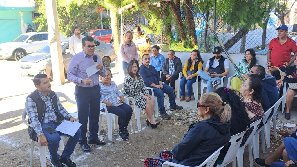 Alcalde de Mazatlán se reúne con vecinos de la calle Antonio Cuadras y sus alrededores, en la colonia Juárez, para dar el banderazo el arranque de la obra de pavimentación