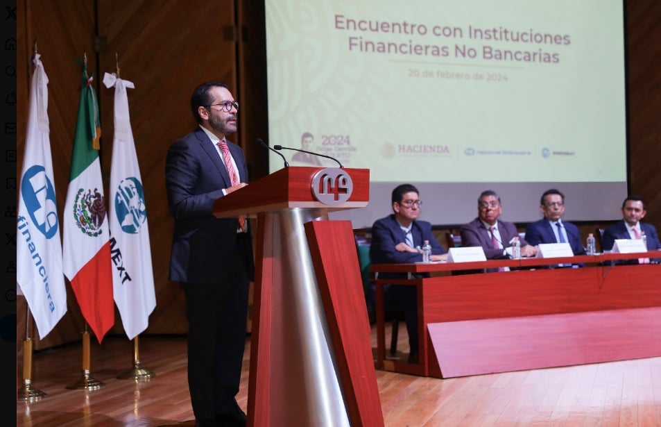 Especialistas durante encuentro financiero