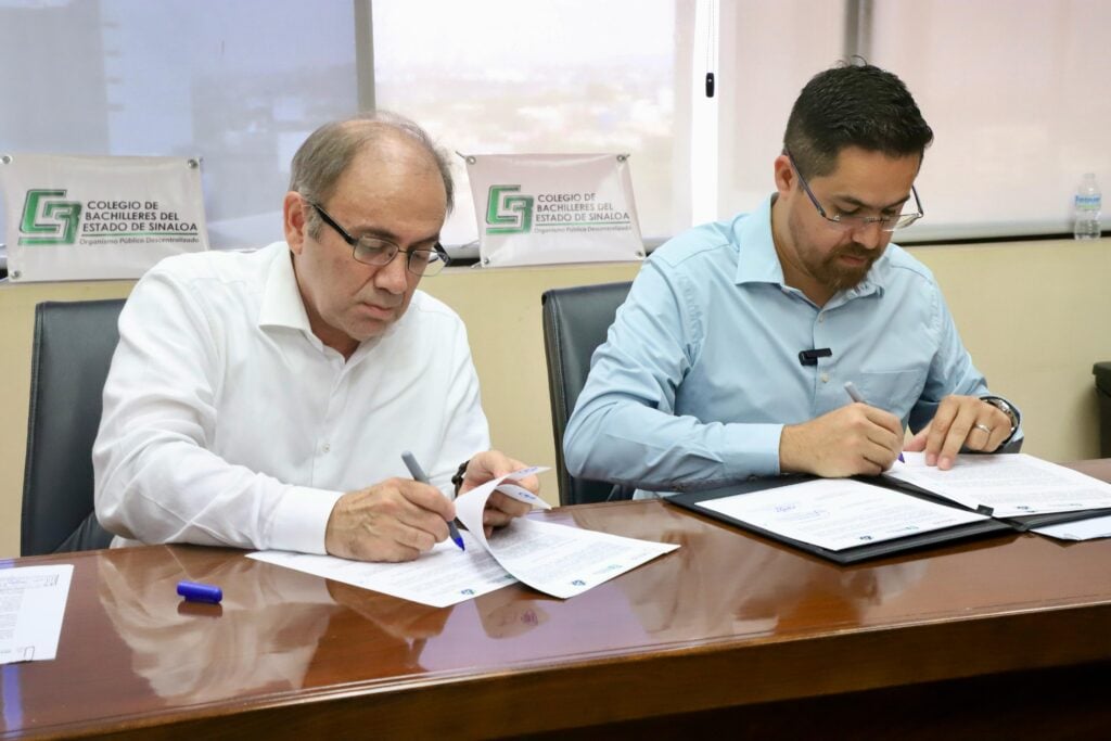 Cuitláhuac González Galindo, secretario de Salud en Sinaloa y el director general del Cobaes, Santiago Inzunza Cázarez.