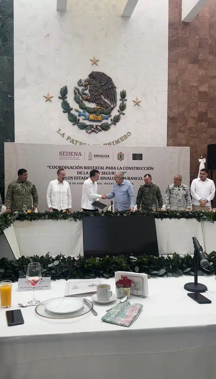 El gobernador del estado, Rubén Rocha Moya, y Esteban Villegas Villarreal, mandatario estatal de Durango.