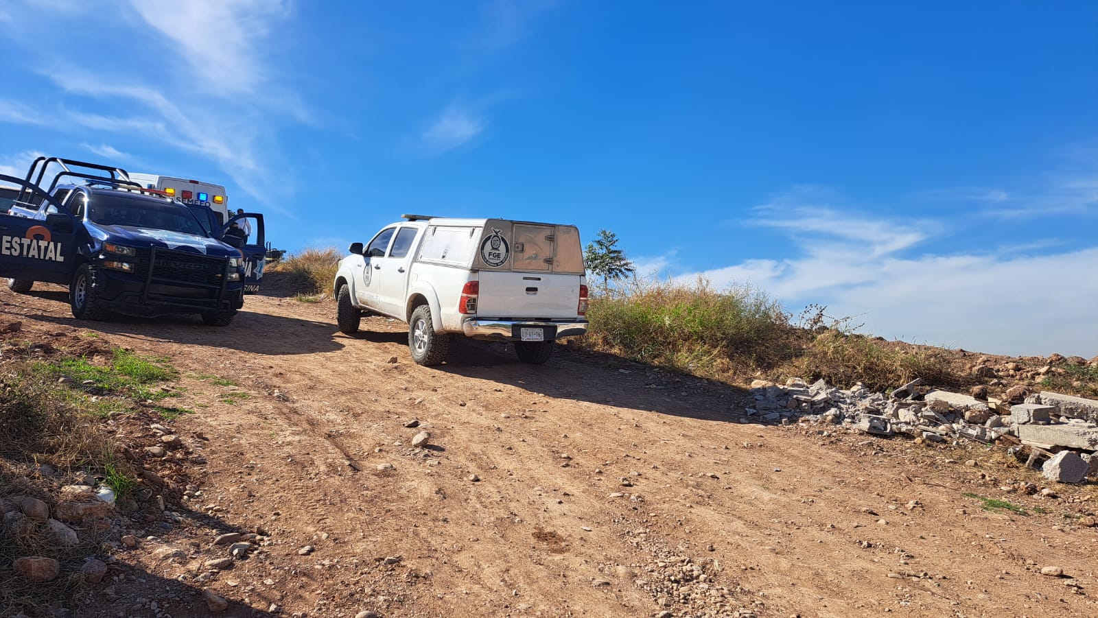 Camioneta de SEMEFO en la escena del crimen.