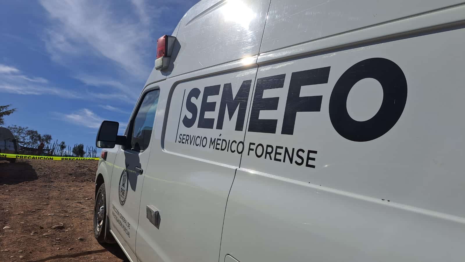 Camioneta de SEMEFO en la escena del crimen.