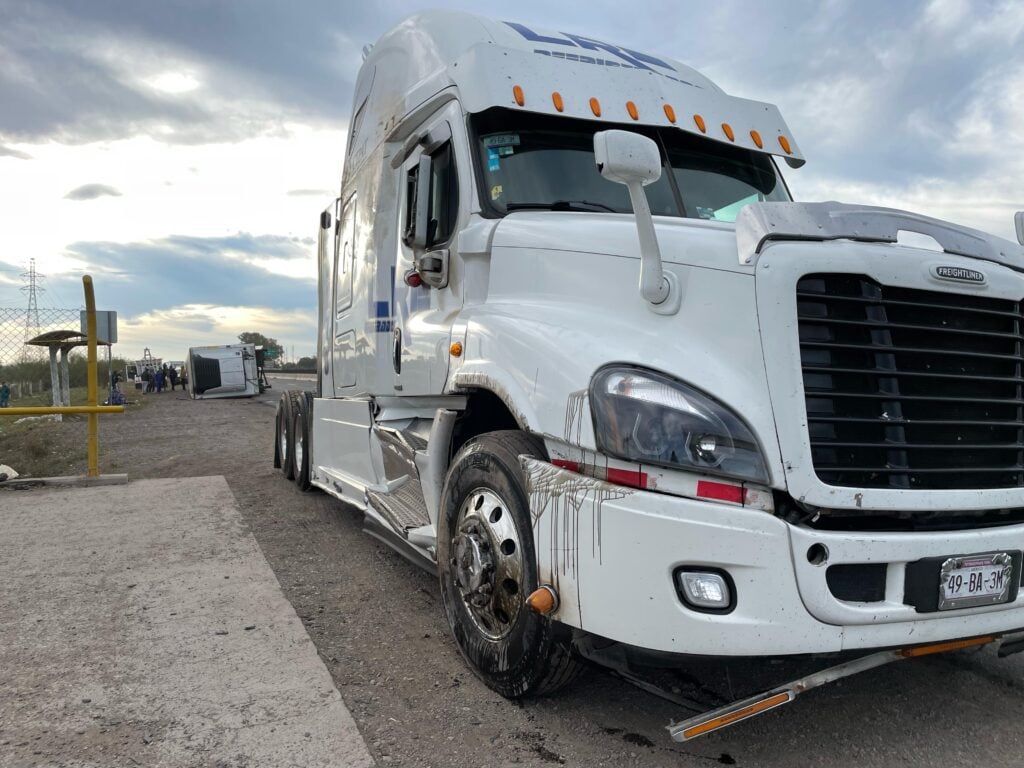 Tráiler de aguacates termina volcando sobre la México 15