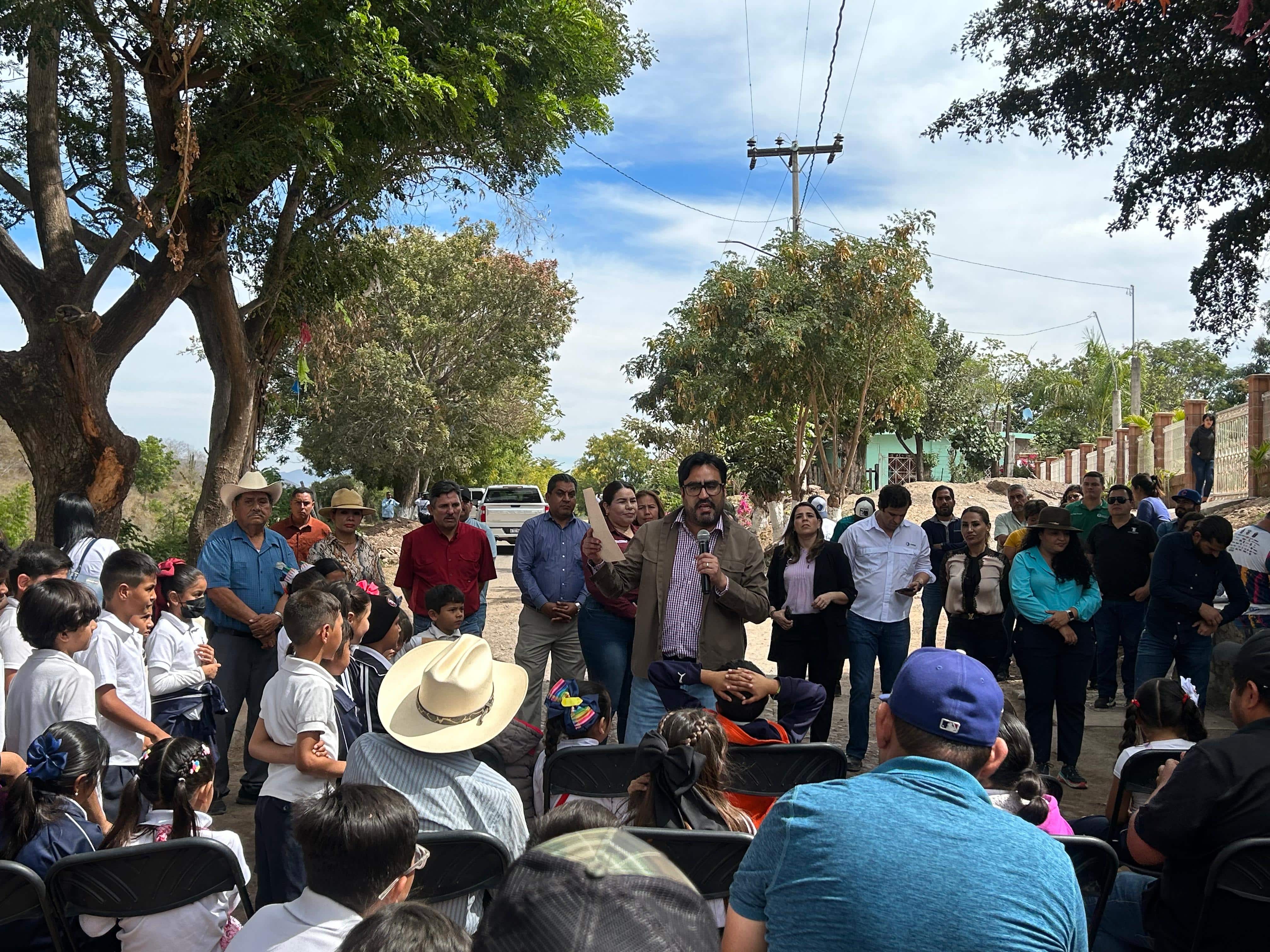 Alcalde en platicas con vecinos