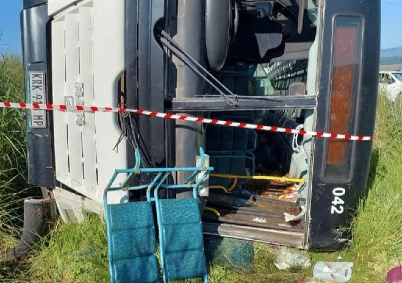 Autobús volcado en un camino de Sudáfrica