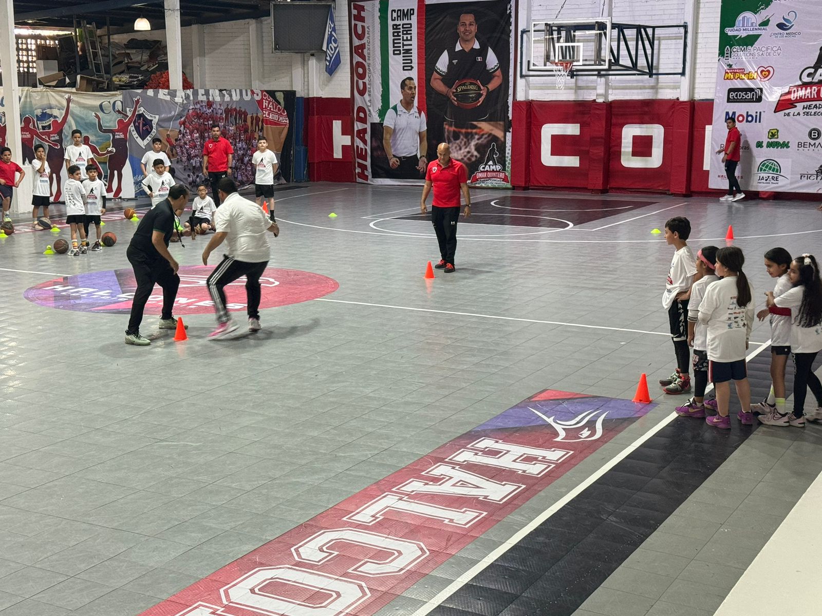 Sesión con alumnos del Colegio Mochis, por parte de Omar Quintero, coach de México en baloncesto