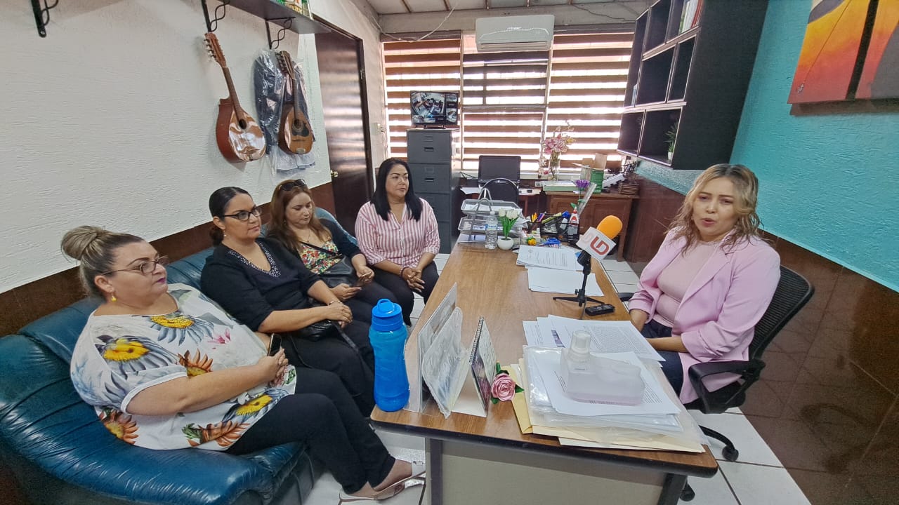 Jazmín Valdez Moreno, directora de la primaria “Marcial Ordoñez”, junto a integrantes del comité de padres de familia