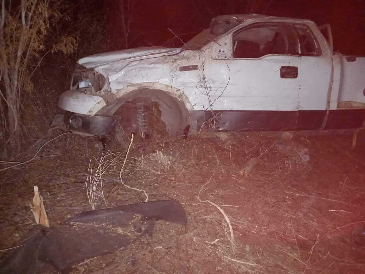 Ambos vehículos sufrieron fuertes daños materiales. Guardia Nacional arribó al lugar de los hechos