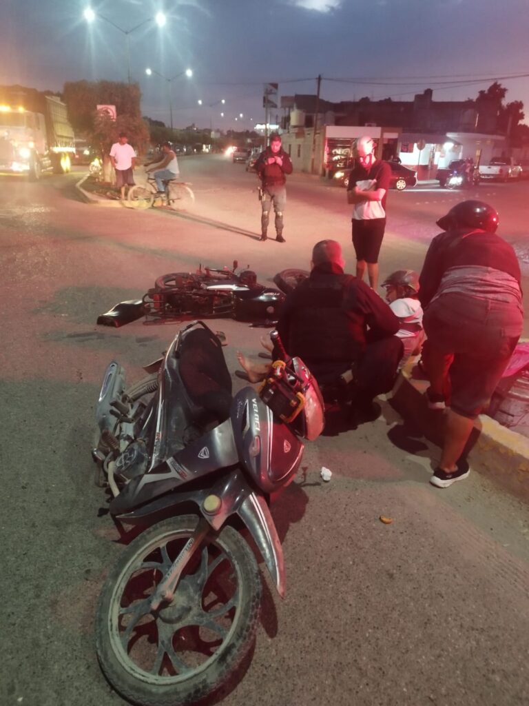 Paramédicos auxiliando al motociclista lesionado