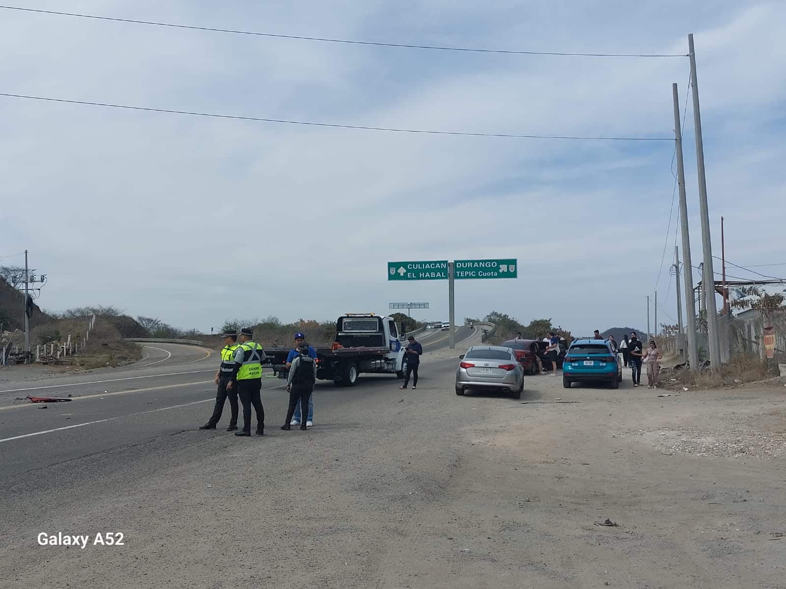Los vehículos quedaron con daños en la carrocería y autoridades y paramédicos se hicieron presentes en el lugar de los hechos