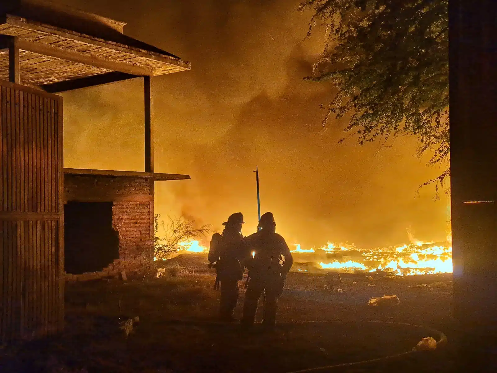 Elementos de Bomberos Culiacán se encargaron de realizar sus labores, así como también se contó con la presencia de elementos de seguridad pública